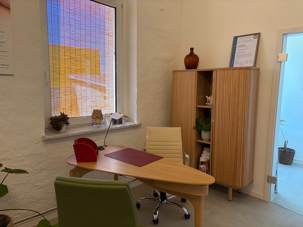 Sprechzimmer mit Holzmöbeln und ruhiger Atmosphäre